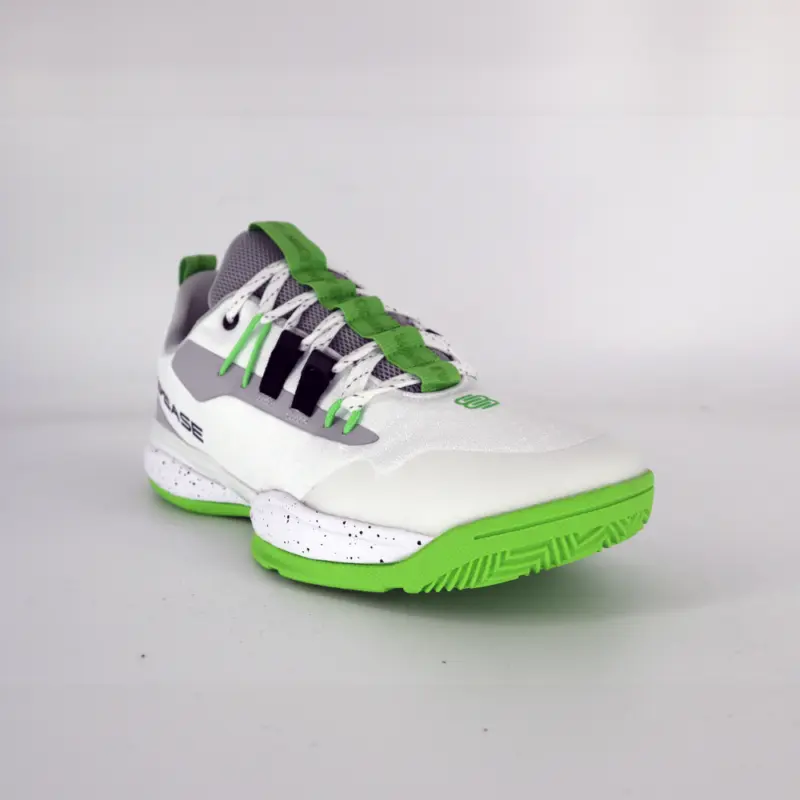 Zoom sur les lacets verts sous bande blanche sur la chaussure B.EASE Suspended Low