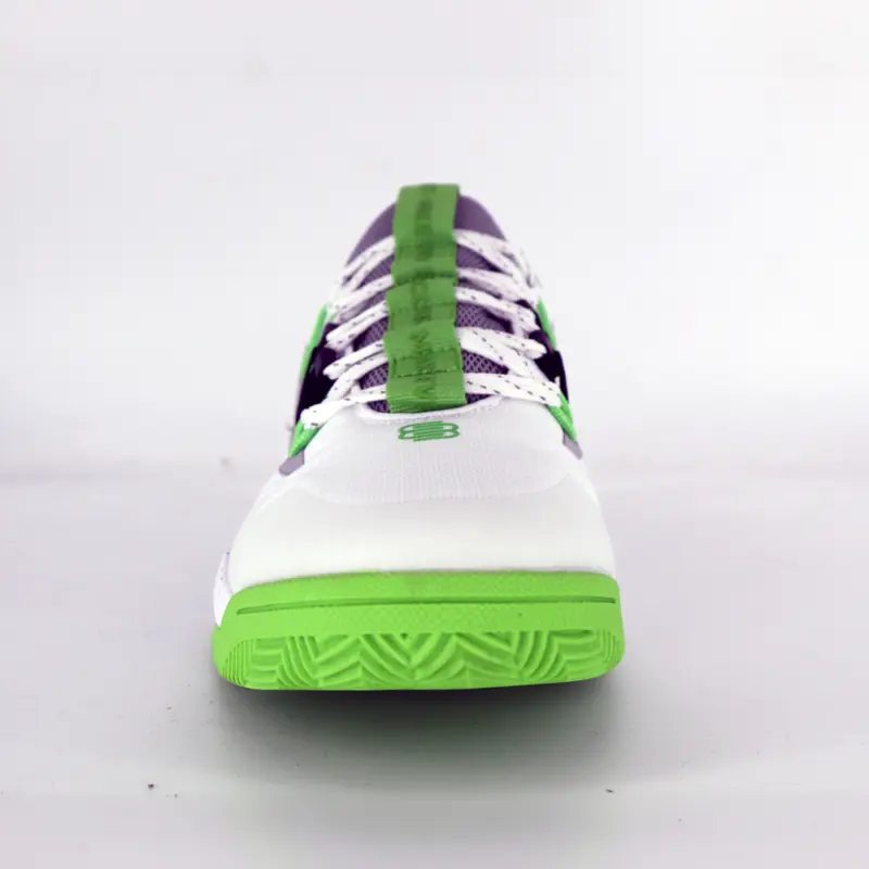 Chaussures de basketball B.EASE Suspended Low blanches et vertes vue de face avec design audacieux et lacets intégrés
