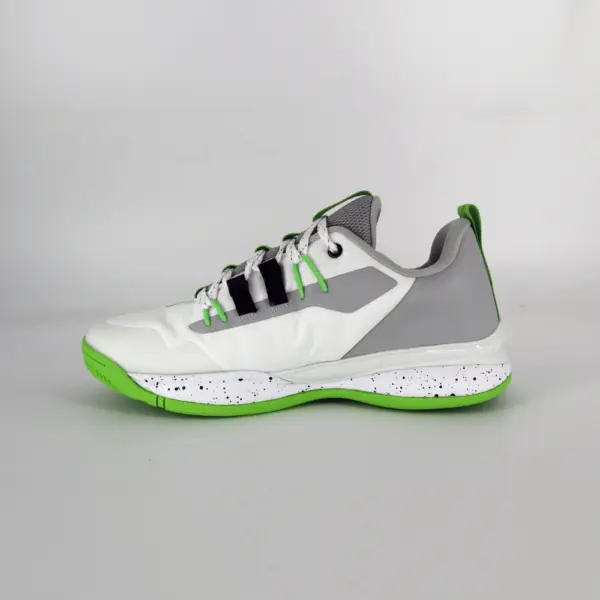 Chaussures B.EASE Suspended Low blanc/vert, profil latéral intérieur avec détails techniques et bandes de maintien apparentes