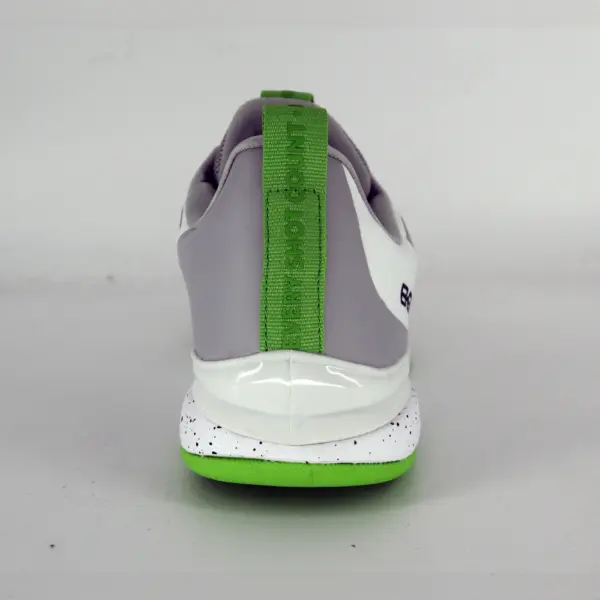 Chaussures de basketball B.EASE Suspended Low blanches et vertes vue arrière avec design audacieux et lacets intégrés