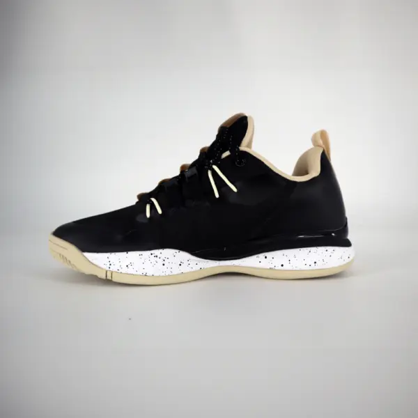 Chaussures B.EASE Suspended Low noir/crème profil latéral intérieur, semelle épaisse, bandes de maintien visibles