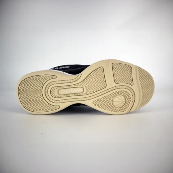 Semelle des chaussures B.EASE Suspended Low, grip haute performance pour terrain de basketball