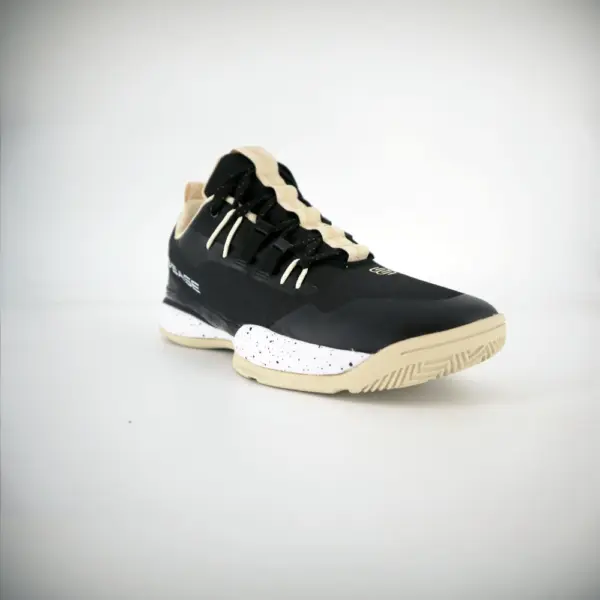 Chaussures B.EASE Suspended Low noir/crème profil latéral, semelle épaisse, bandes de maintien visibles