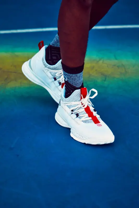 Chaussures de basketball SUSPENDED - Noir/Rouge/ Meilleure chaussure pour terrain extérieur basket