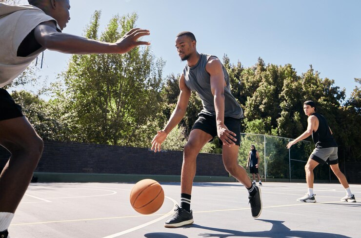 Comment rattrapé l’attaquant porteur de balle en effectuant les pas croisés au basketball.