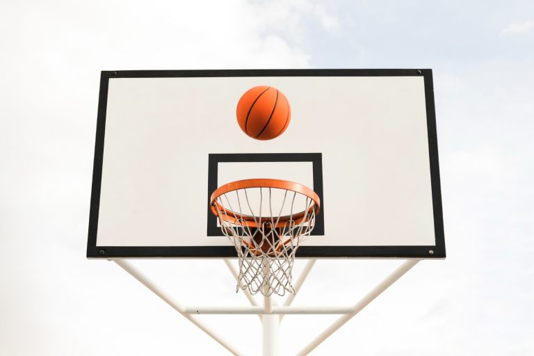 Comment choisir le meilleur arceau de basket pour améliorer votre entraînement à domicile ?