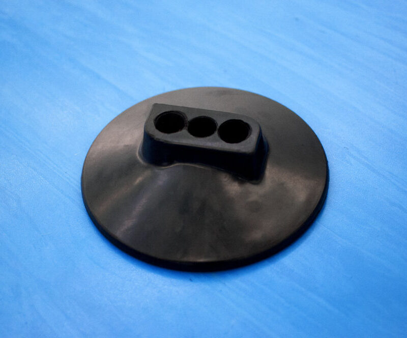 Base caoutchouc 3 trous avec angle pour piquet de slalom