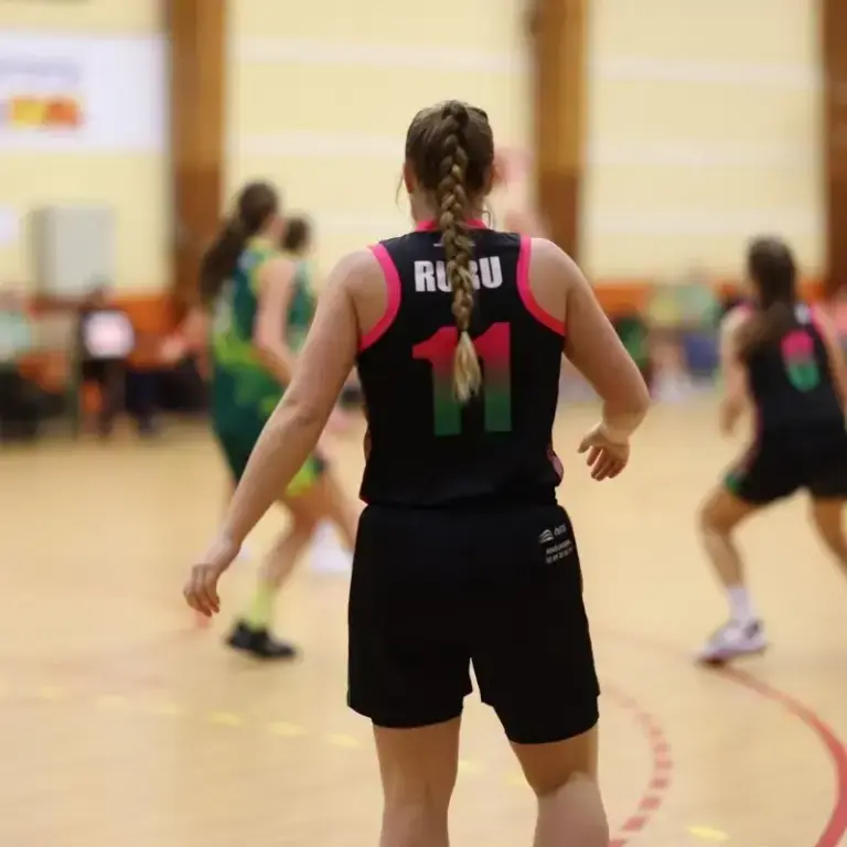 Maillot de basket unique pour camp ou tournoi : découvrez les tendances qui vont faire fureur cette saison