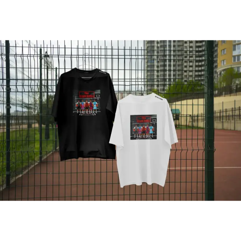 T-shirt de basketball au design usual ballers accroché sur un grillage