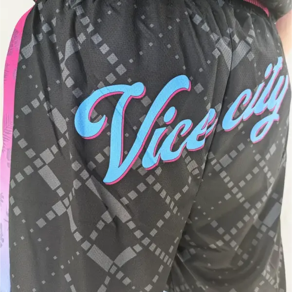 Short de basket Vice City de B.EASE avec un grand plan sur la vue arrière