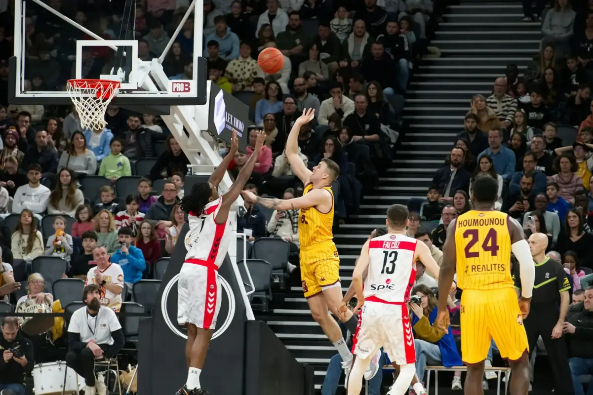 Comment personnaliser les maillots de basket pour clubs et équipes pour se démarquer ?