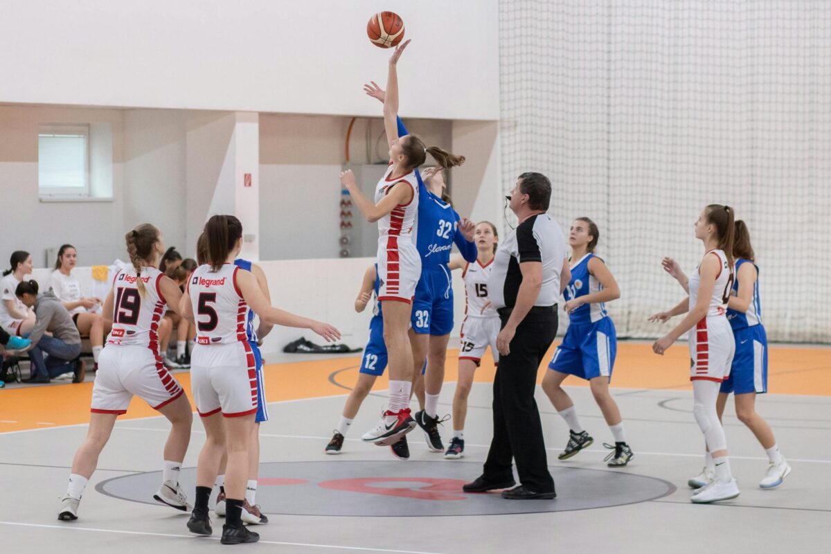 Quels sont les avantages d’un ensemble maillot et short basket conçu pour la performance ?