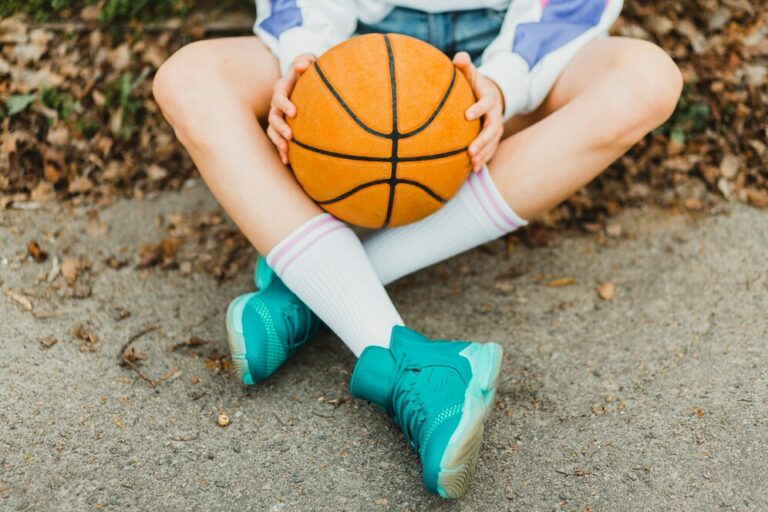 Chaussures basketball enfant : quelle différence entre un modèle bas et montant ?