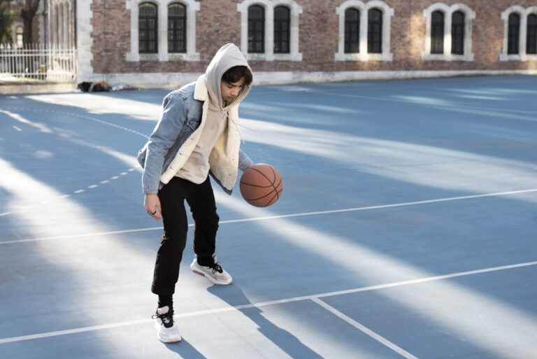 Look streetwear basketball : conseils pour un outfit réussi