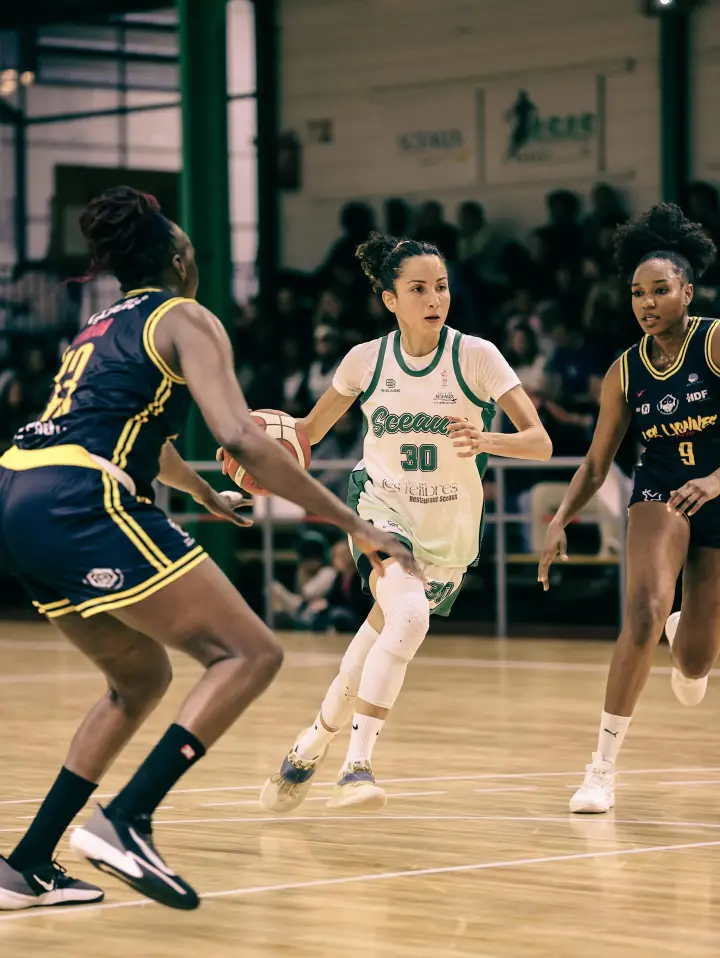 Équipe de basketball en tenues personnalisées B.EASE