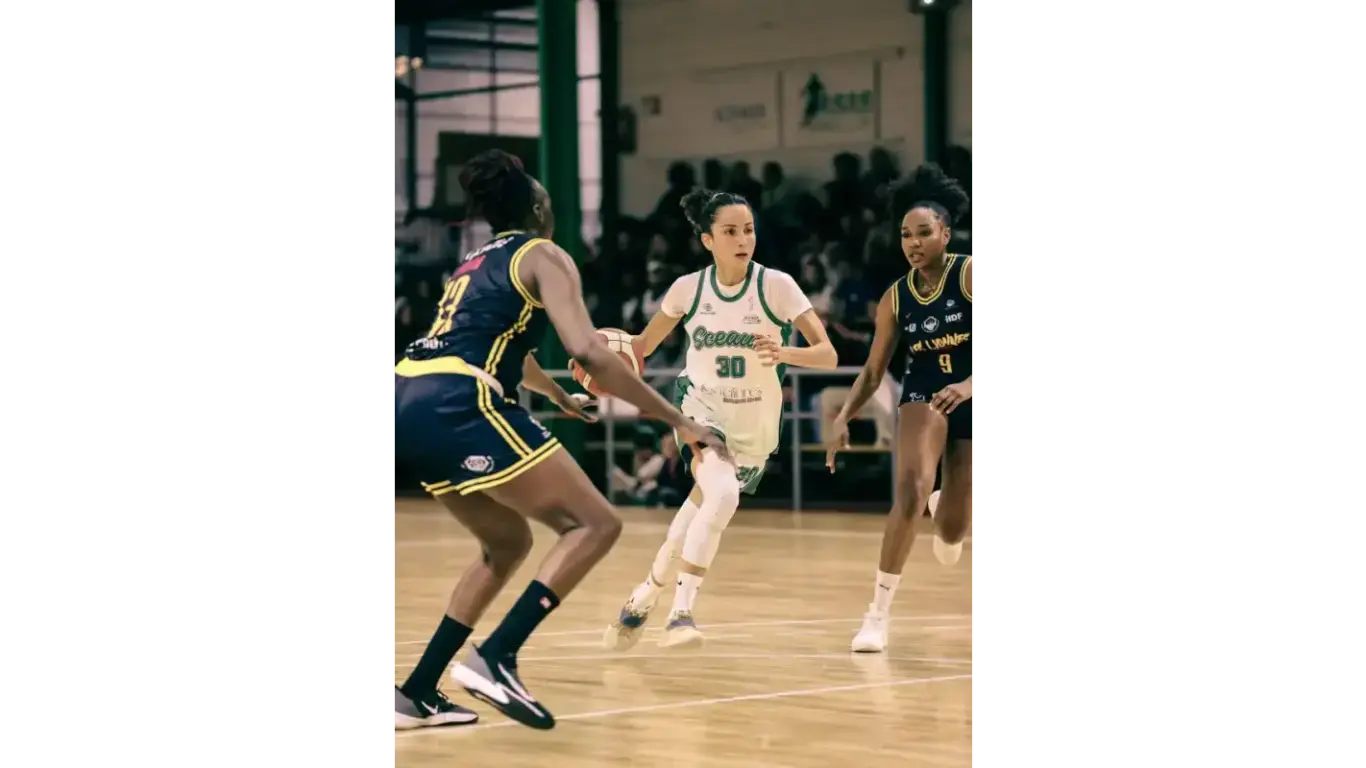 Équipe de basket en tee shirts personnalisés assortis pendant une séance d'entraînement collectif
