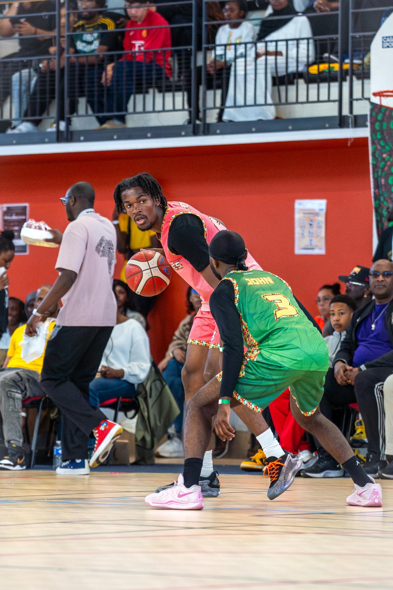 Arbitre de basketball vérifiant le règlement officiel avant le début d'un tournoi amateur avec joueurs en arrière-plan