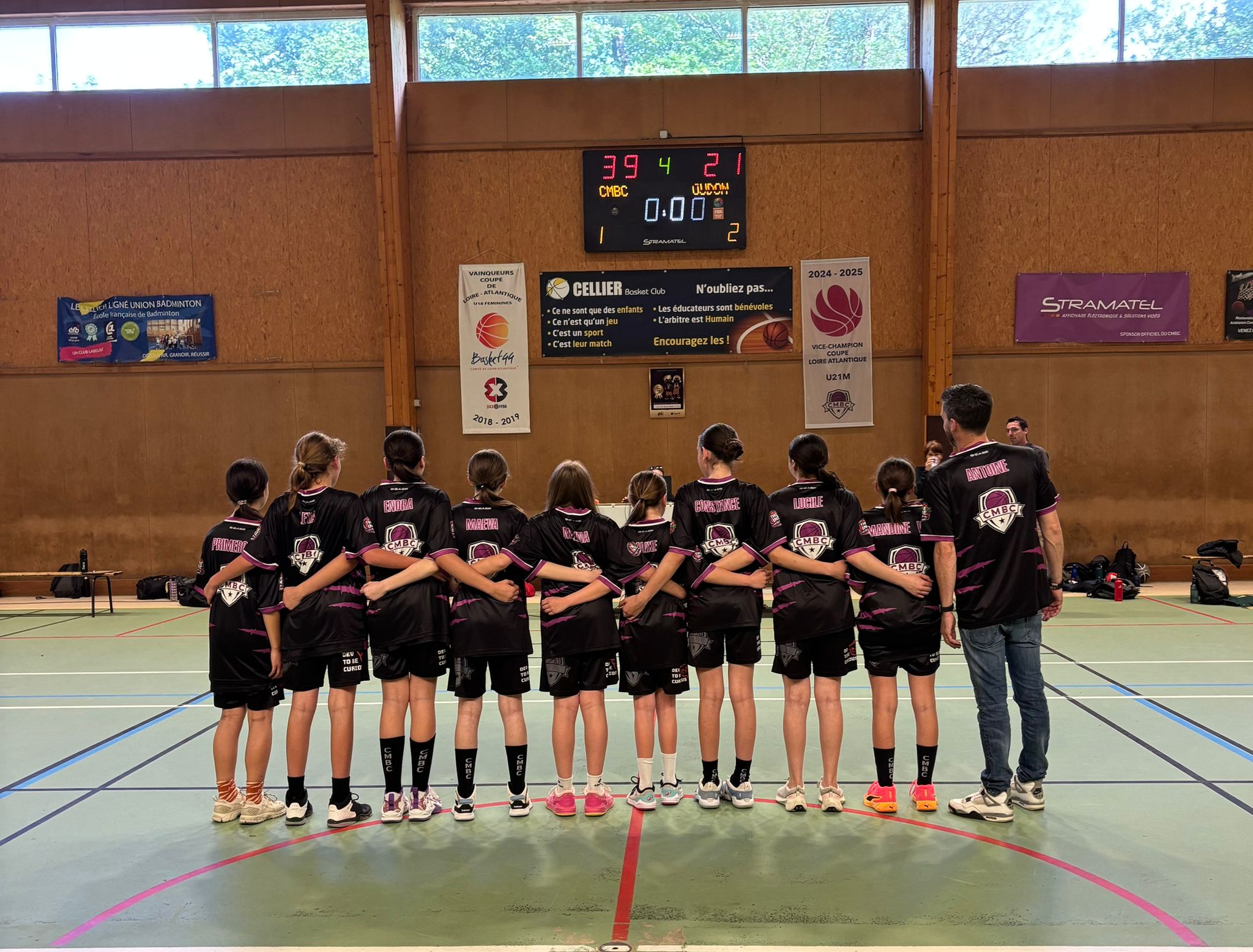 Équipe de basket portant des surmaillots réversibles bicolores pendant un match, illustrant la polyvalence de l'équipement en compétition
