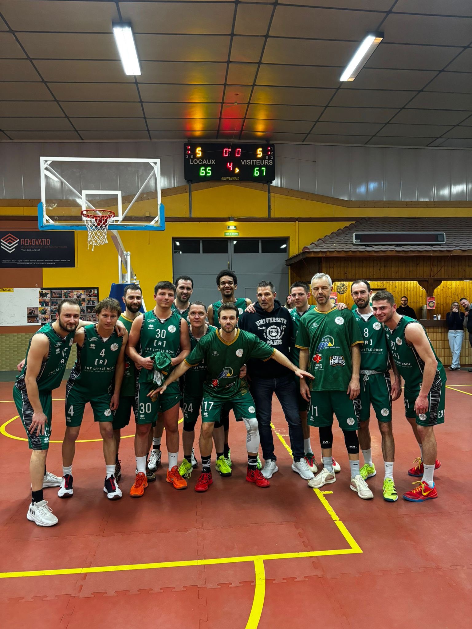 Réunion entre dirigeants d'un club de basket amateur et représentants d'entreprises locales pour négocier un partenariat de sponsoring sportif